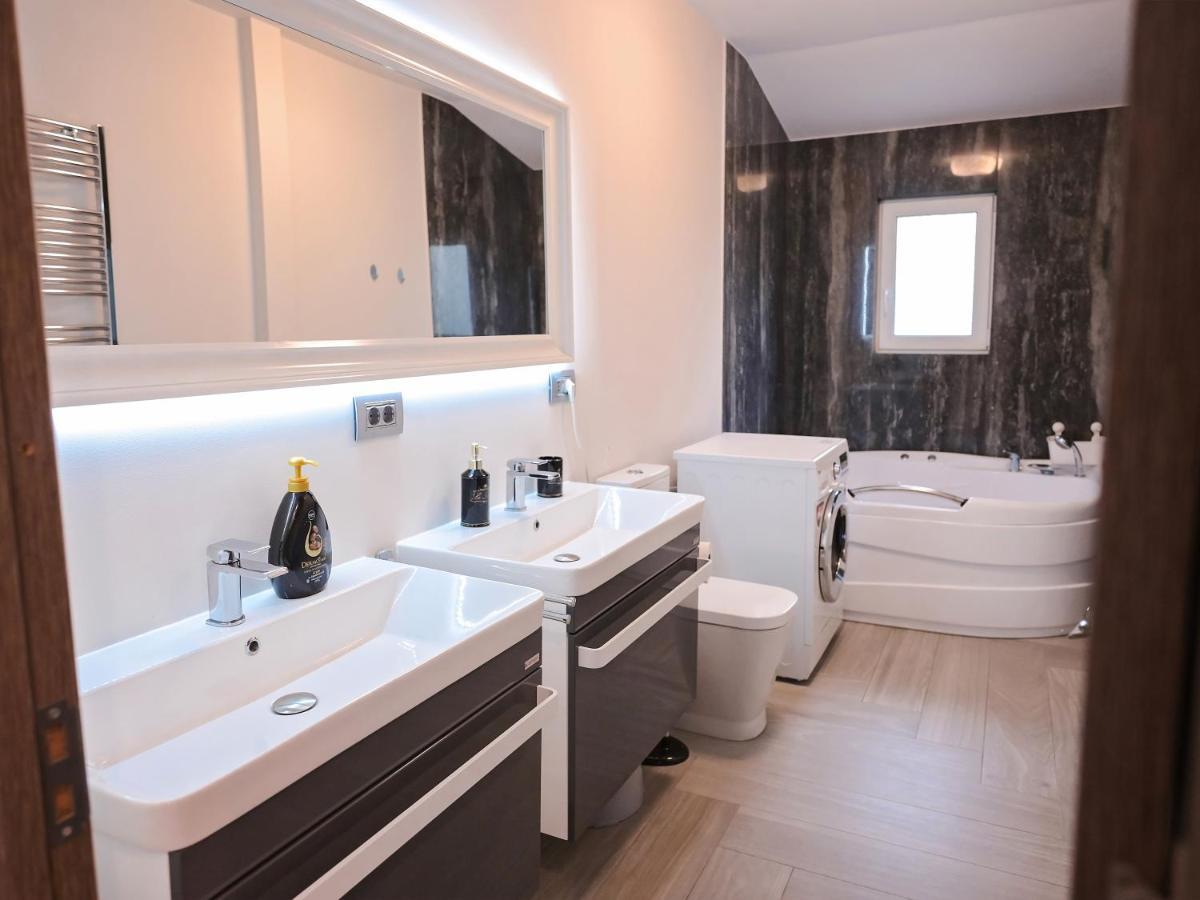 Villa Ase Premium House Suceava Esterno foto
