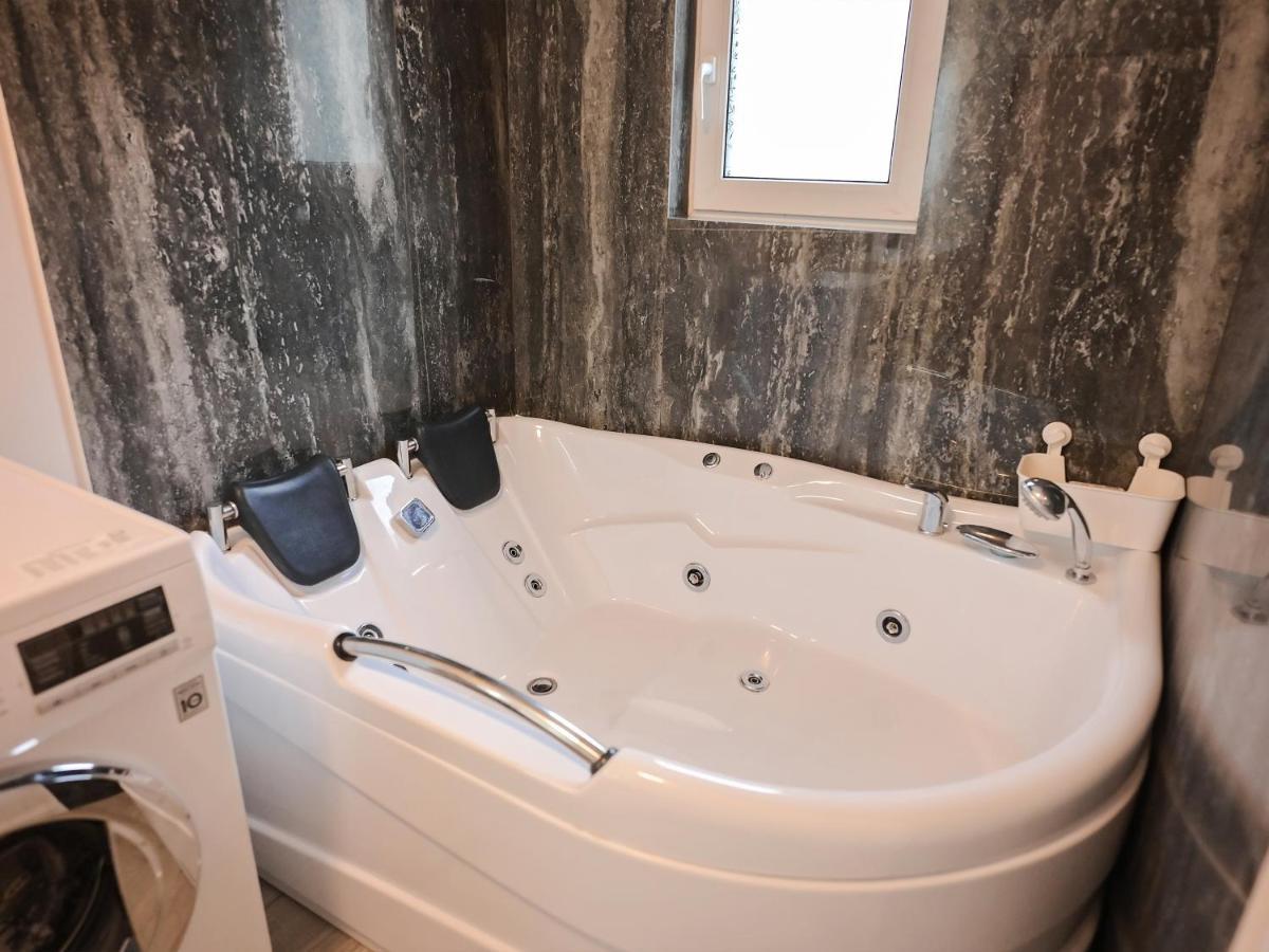 Villa Ase Premium House Suceava Esterno foto